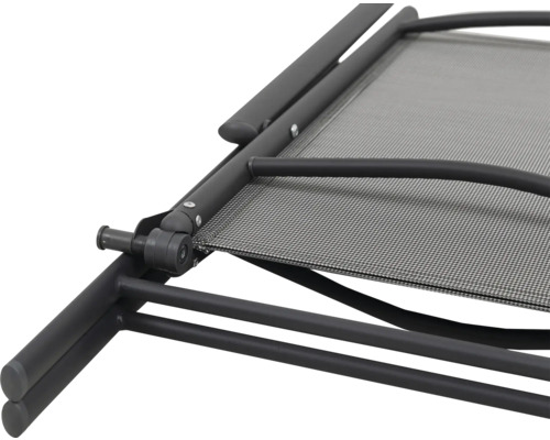 Detailní záběr lehátka na opalování s rámem a ložnou plochou z textilní tkaniny