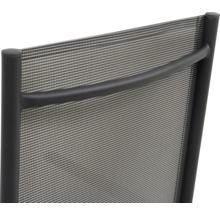 Detailní pohled na opěradlo zahradní židle s textilním potahem a kovovým rámem.