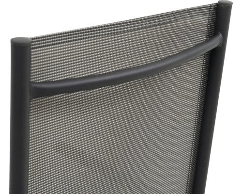 Detailní pohled na opěradlo zahradní židle s textilním potahem a kovovým rámem.