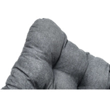 Šedý sedák na židli