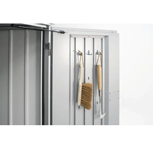 Vnitřní pohled na zahradní domek s háčky pro zavěšení zahradního nářadí