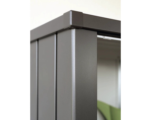 Detailní pohled na kovový zahradní box s rohovými spoji.