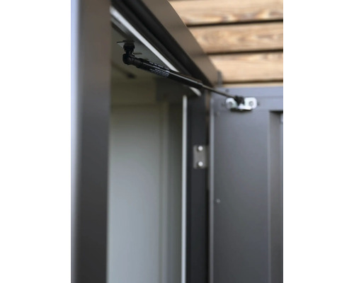 Detailní pohled na dveře s plynovou pružinou pro box na nářadí