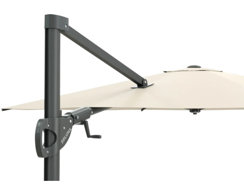 Detailní záběr slunečníku Soluna s klikovým mechanismem