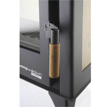 Detailní záběr dřevěných kamen s klikou dveří a logem Mars Sohn.