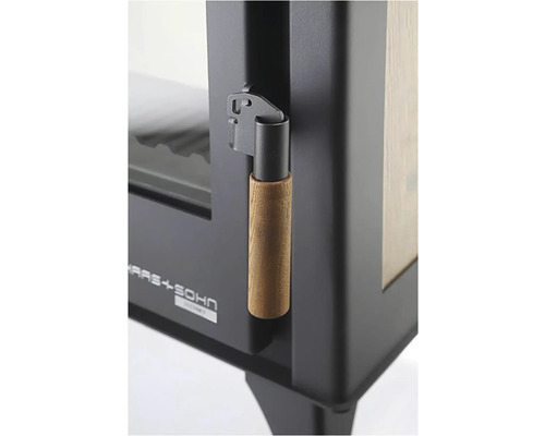 Detailní záběr dřevěných kamen s klikou dveří a logem Mars Sohn.