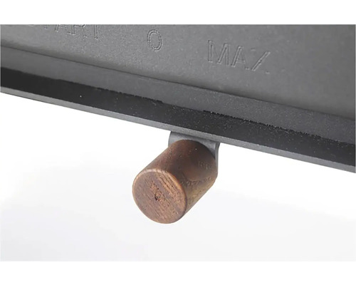 Detail černých kamen s dřevěnou rukojetí a značkami pro minimální a maximální úroveň.