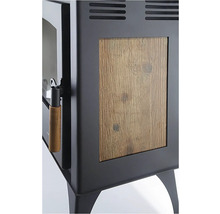 Detailní pohled na kamna na dřevo s dřevěnou vložkou a rukojetí