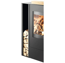 Krbová kamna s poleny ve skladu dřeva a topeništěm