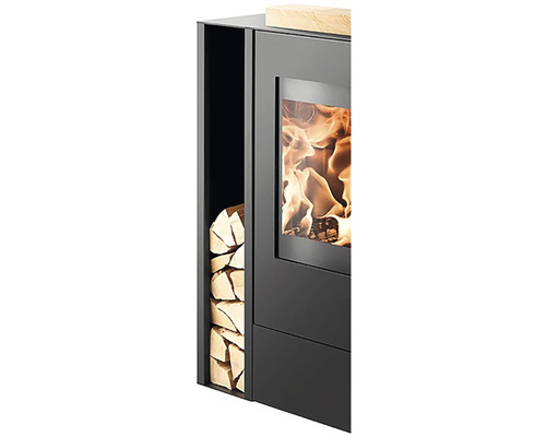 Krbová kamna s poleny ve skladu dřeva a topeništěm