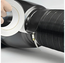 Na obrázku je vidět flexibilní ventilační hadice, která je utěsněna lepicí páskou.