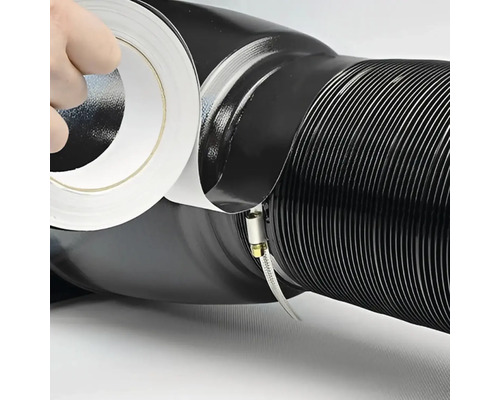 Na obrázku je vidět flexibilní ventilační hadice, která je utěsněna lepicí páskou.