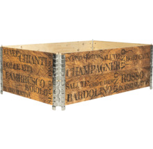 Dřevěný vyvýšený záhon s potiskem různých odrůd vína