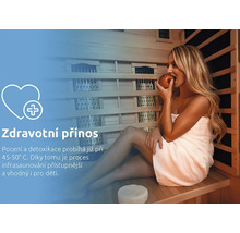 Žena v infračervené sauně se zdravotními benefity