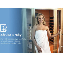 Žena před infrasaunou s tříletou zárukou