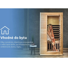 Žena v dřevěné infrasauně v interiéru