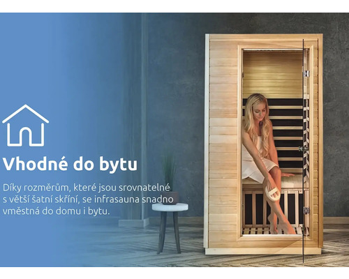 Žena v dřevěné infrasauně v interiéru