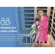 Žena a dítě sedí v infrasauně