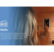 Žena ovládá ovládací panel infrasauny Marimex