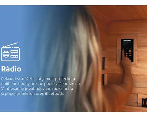 Žena ovládá ovládací panel infrasauny Marimex