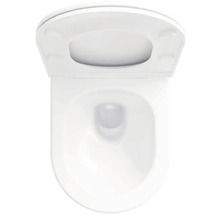 Bílá toaleta s otevřeným záchodovým prkénkem shora.