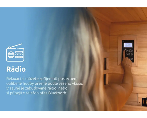 Sauna s vestavěným rádiem a ovládacími prvky.