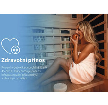 Žena jí jablko v infračervené sauně pro relaxaci