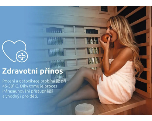 Žena jí jablko v infračervené sauně pro relaxaci