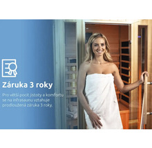 Žena před infrasaunou s tříletou zárukou.