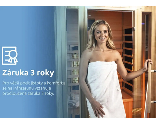 Žena před infrasaunou s tříletou zárukou.