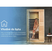 Dřevěná infrasauna se skleněnými dveřmi a ženou uvnitř.