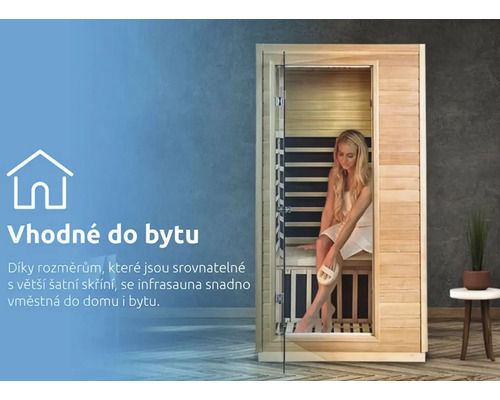 Dřevěná infrasauna se skleněnými dveřmi a ženou uvnitř.