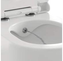 Detailní pohled na toaletu s bidetovou funkcí v provozu.