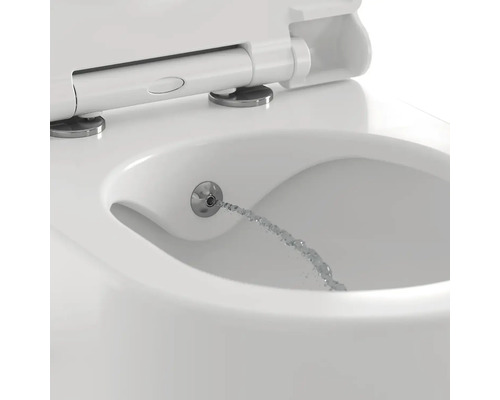 Detailní pohled na toaletu s bidetovou funkcí v provozu.