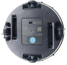 Spodní strana robotického vysavače s kolečky a prostorem pro baterii