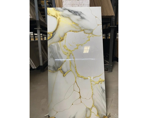 Dekorační dlaždice s mramorovou strukturou a zlatými akcenty