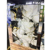 Obklady a dlažby se vzhledem mramoru v černé, bílé a zlaté barvě