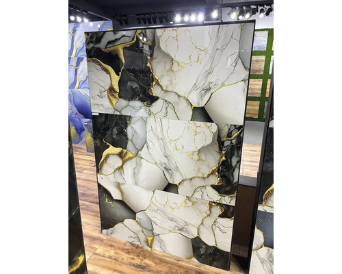 Obklady a dlažby se vzhledem mramoru v černé, bílé a zlaté barvě