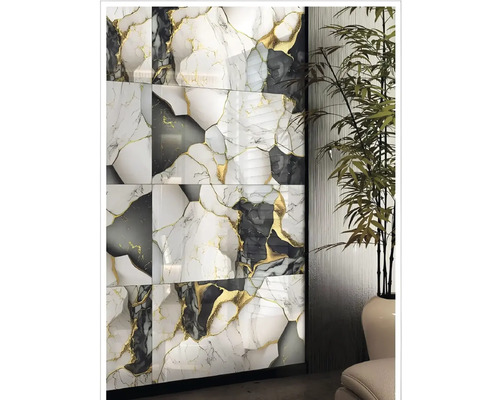 Nástěnná dekorace s obklady se vzhledem mramoru a zlatými akcenty