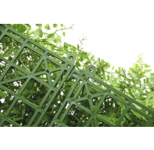 Detailní pohled na umělou rostlinnou rohož s plastovou mřížkovou strukturou.