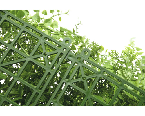 Detailní pohled na umělou rostlinnou rohož s plastovou mřížkovou strukturou.