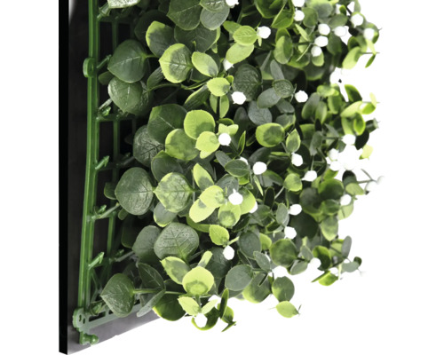 Umělá rostlinná stěna s eukalyptem a bílými květy