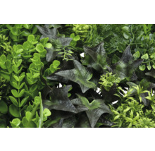 Umělá rostlinná stěna s různými odstíny zelené a strukturami listů.