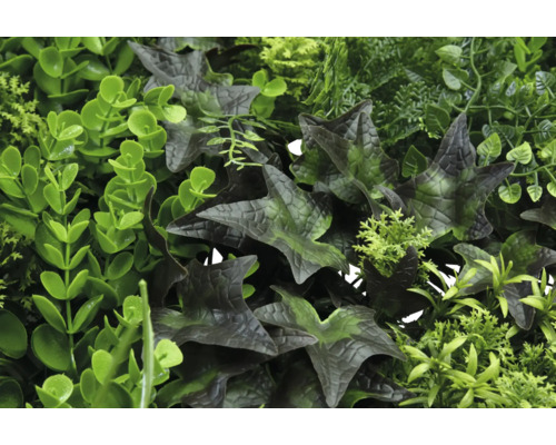 Umělá rostlinná stěna s různými odstíny zelené a strukturami listů.