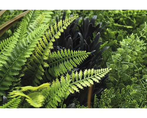 Detailní pohled na umělou rostlinnou stěnu s různými kapradinami a listy.