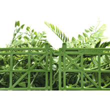 Rohož z umělých rostlin se zelenými listy a plastovou mřížkou