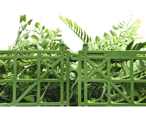 Rohož z umělých rostlin se zelenými listy a plastovou mřížkou