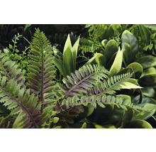 Umělá rostlinná stěna s různými zelenými listy a kapradinami pro realistický vzhled