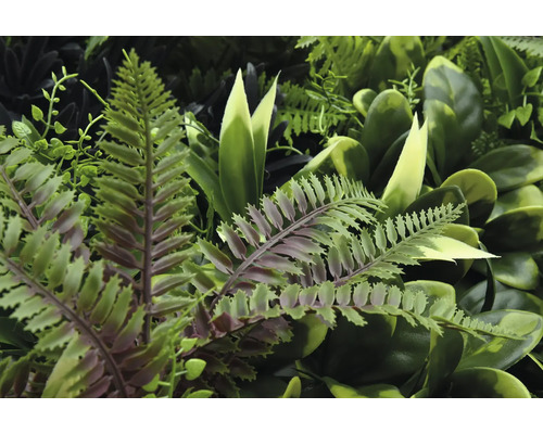 Umělá rostlinná stěna s různými zelenými listy a kapradinami pro realistický vzhled