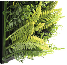 Umělá rostlinná stěna s kapradinami a listy